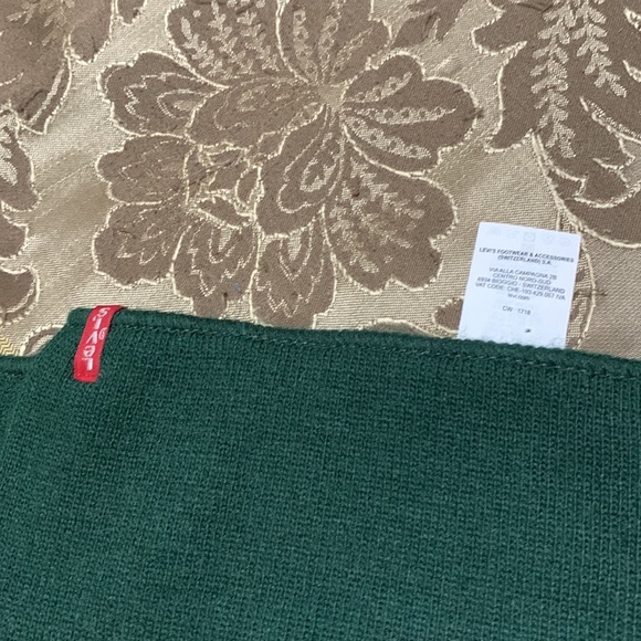 Levi’s Hunter green scarf. Soft, and ready for any weather! - Picture 4 of 4